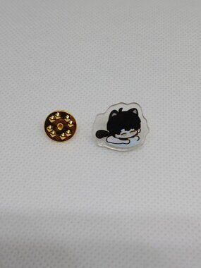 NWOT KITTY CAT ZAYNE LOVE AND DEEPSPACE PIN BROOCH KAWAII MOBILE GAME CHAR P09